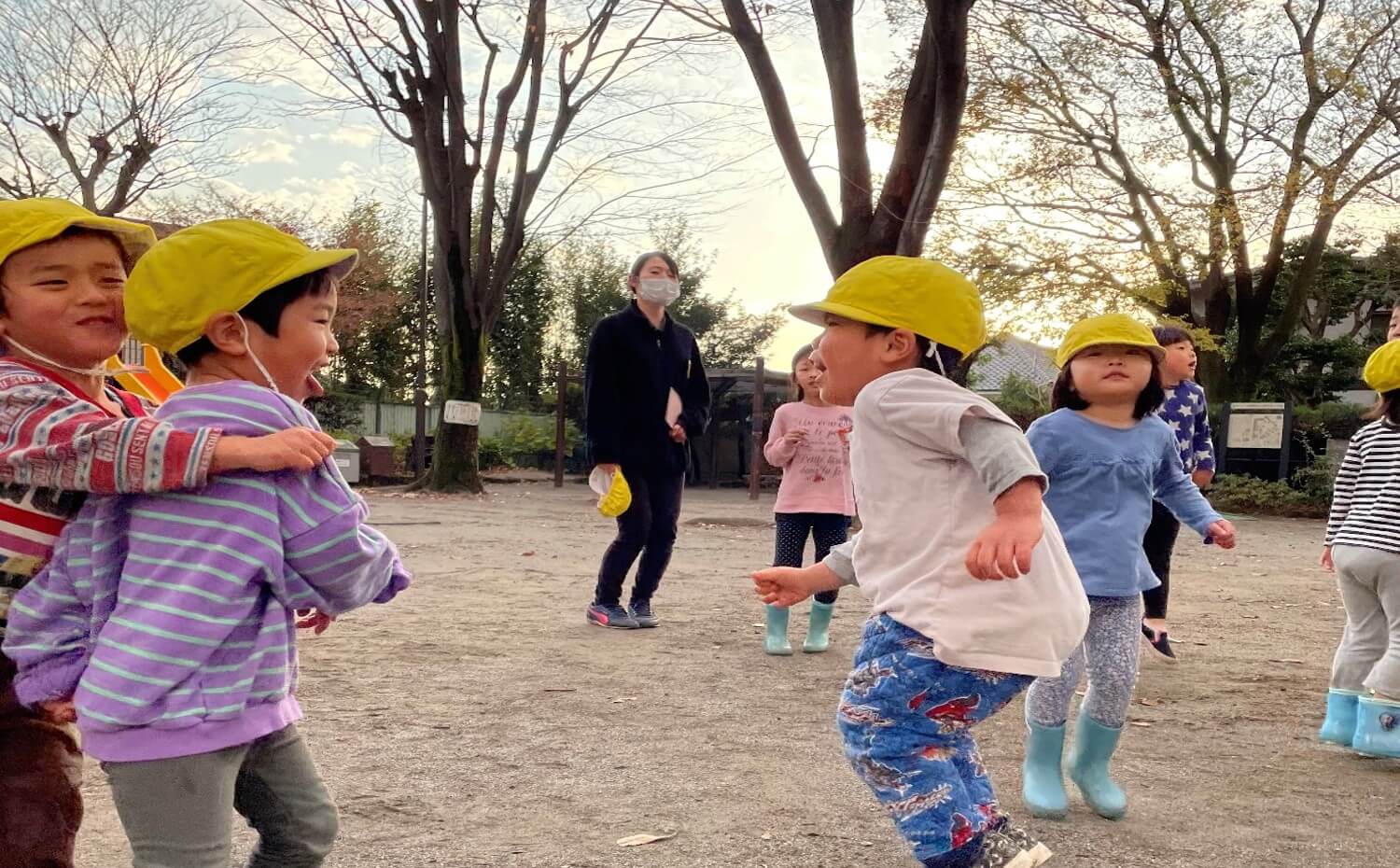 外で元気に遊ぶ子どもたち