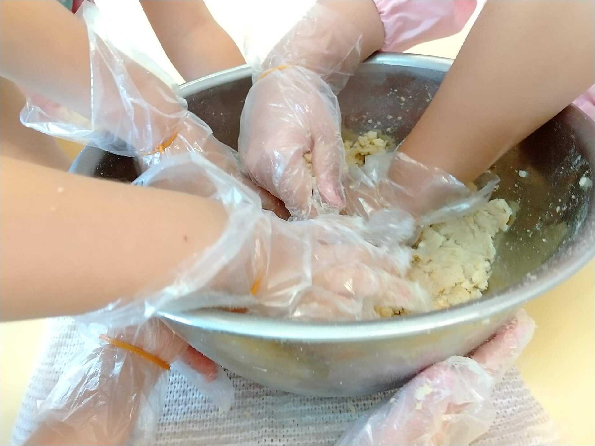 大豆を潰す子どもたち