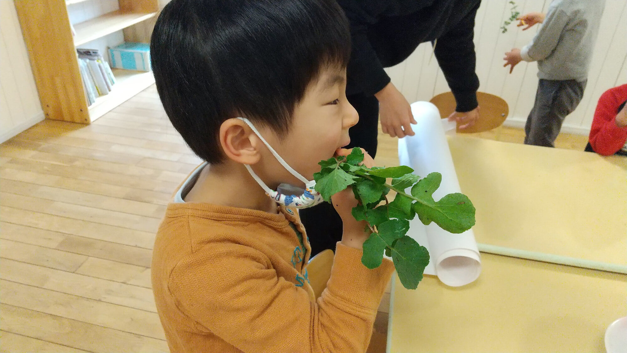 洗った野菜をかじる子ども