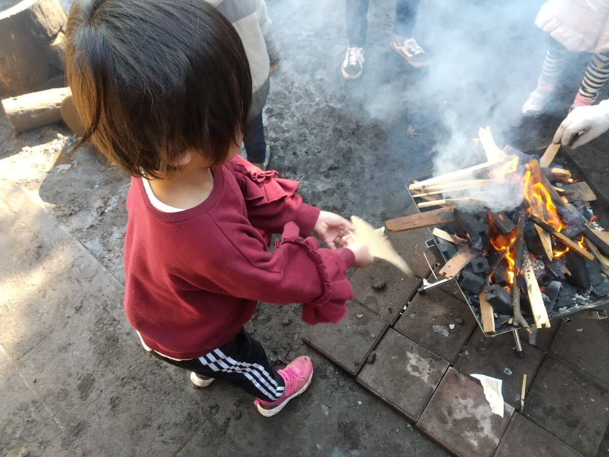 火をあおぐ子ども