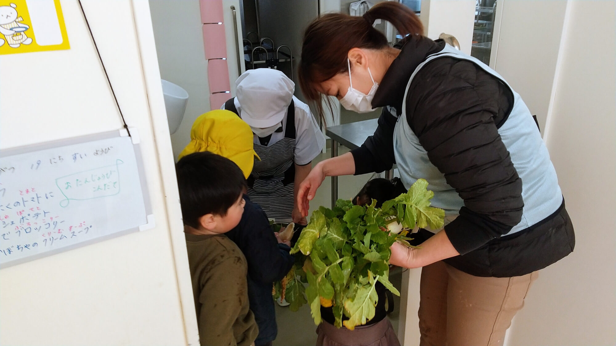 大根を給食室に持っていく子どもたち