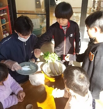 調理した大根を食べる子どもたち