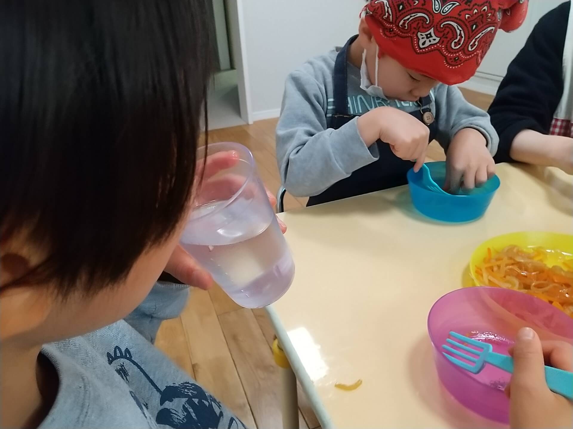 作った切り干し大根を食べる子どもたち