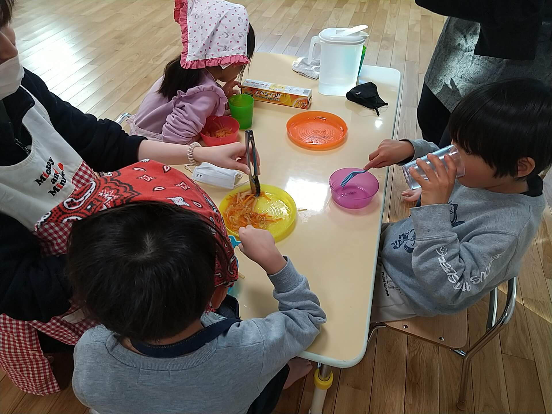 作った切り干し大根を食べる子どもたち