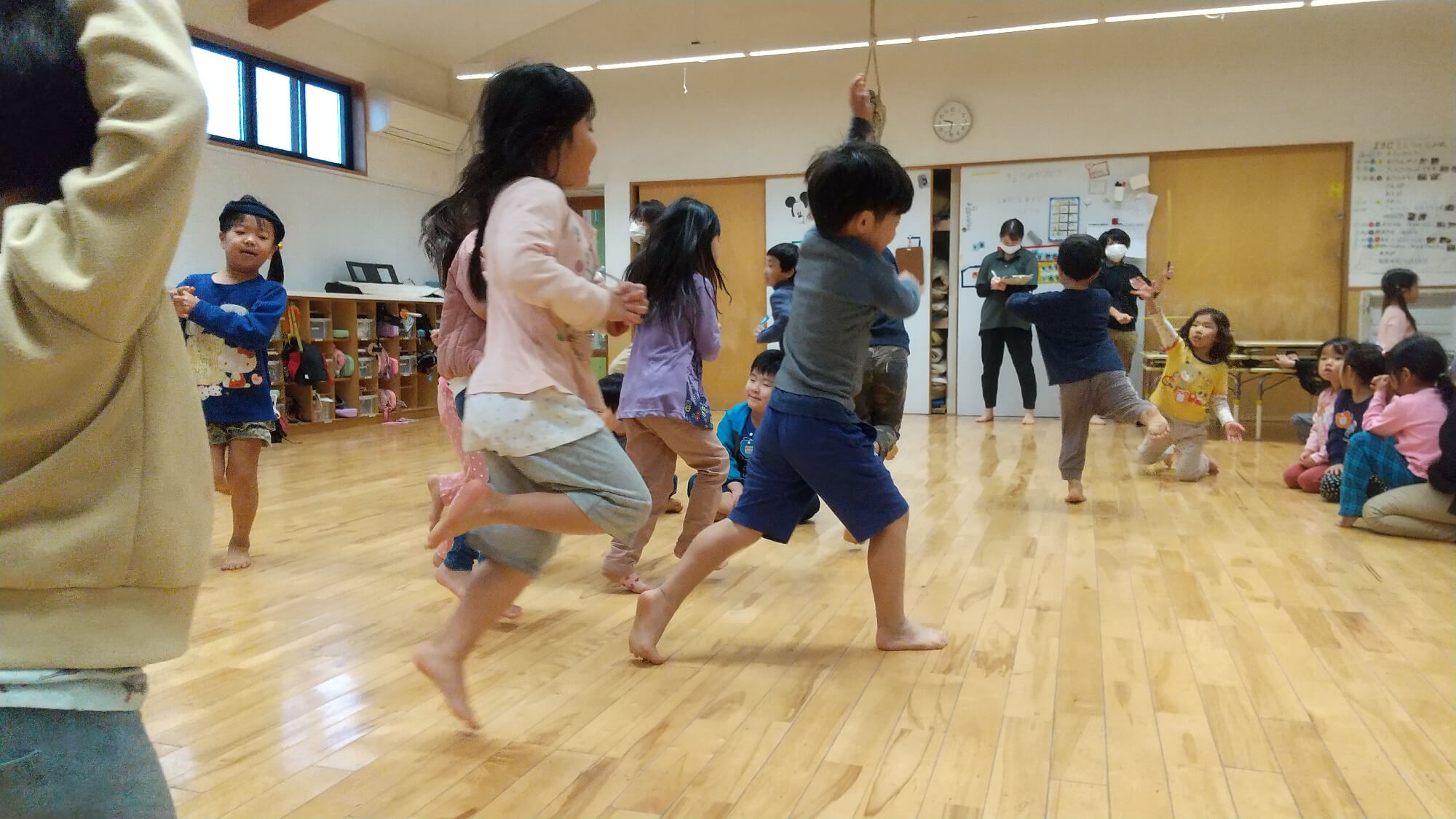 荒馬踊りをする子どもたち