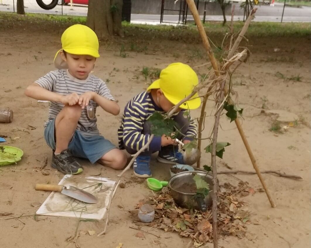 自然物を使い園庭で遊び込む様子