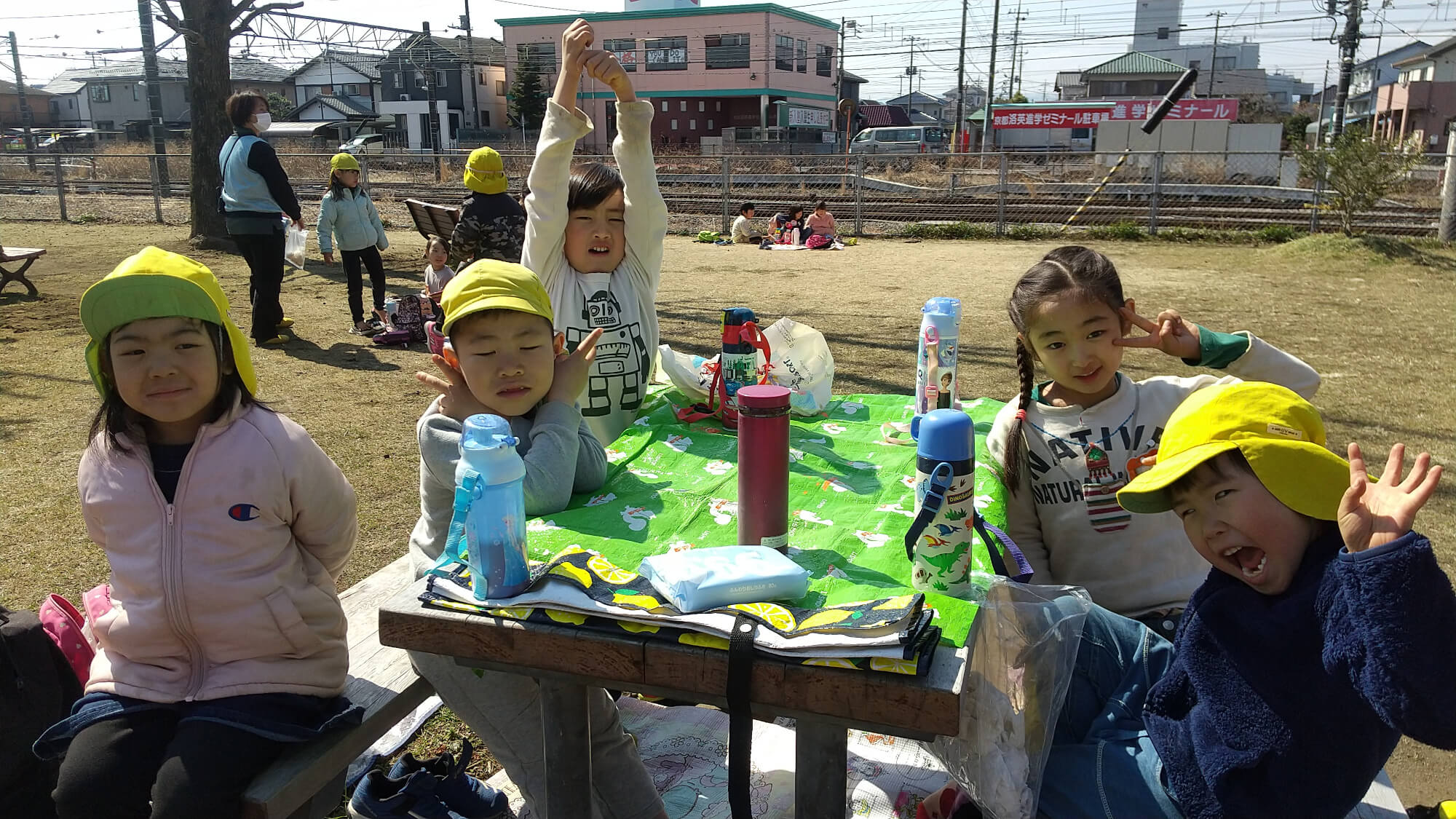 広場で休憩をする子どもたち