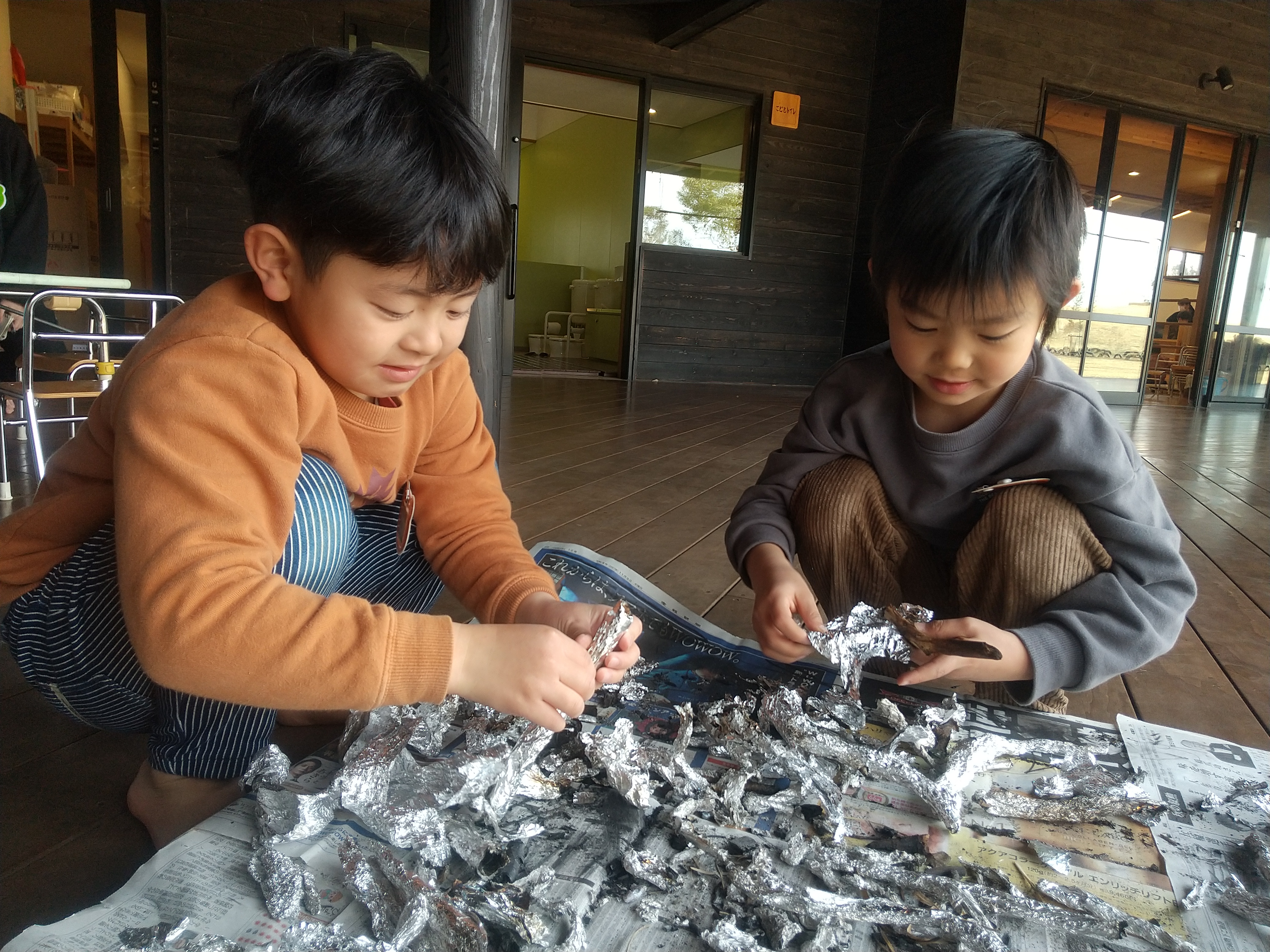 出来上がった木炭を確認する子どもたち