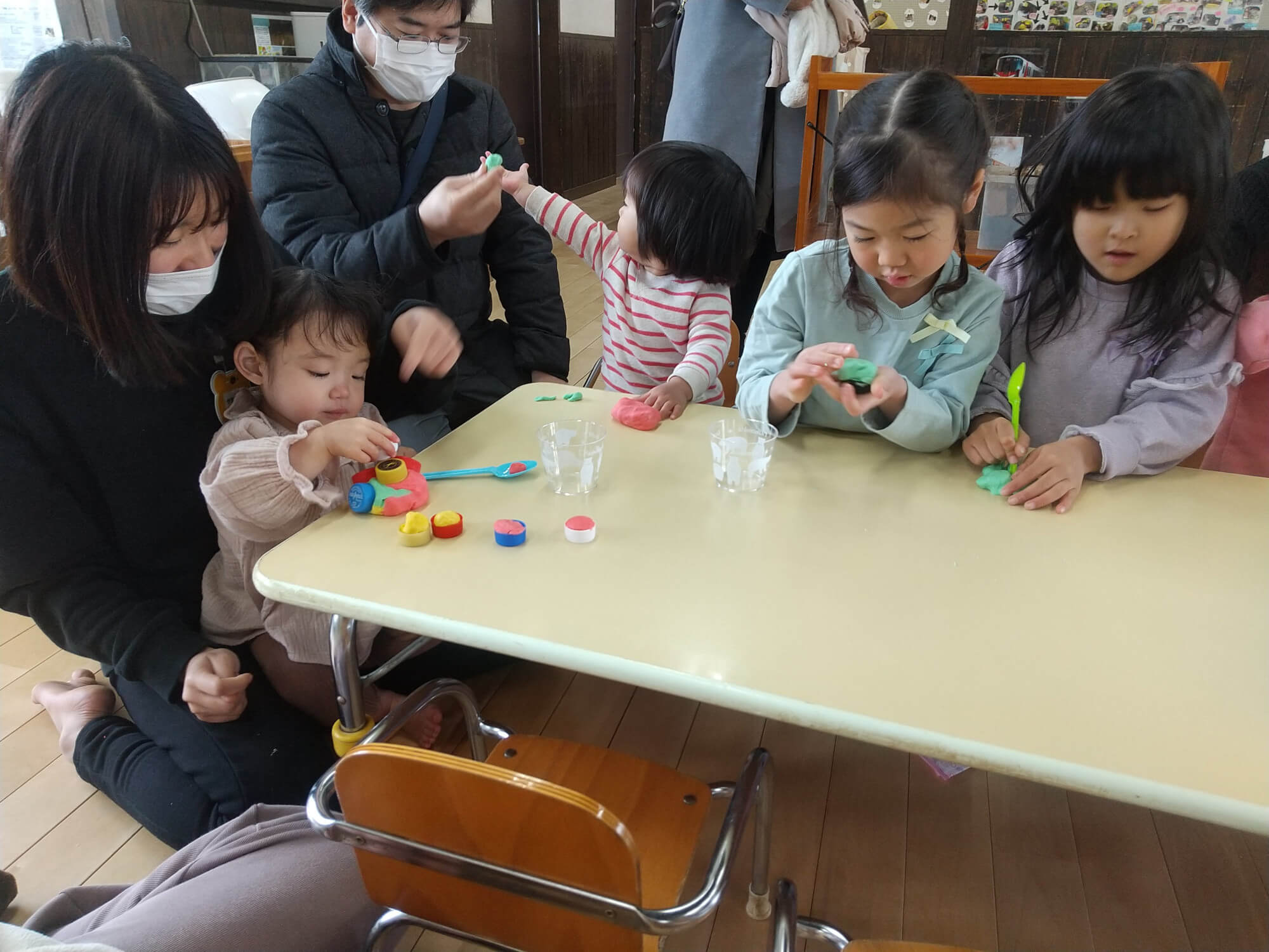 小麦粘土で遊ぶ子どもたち