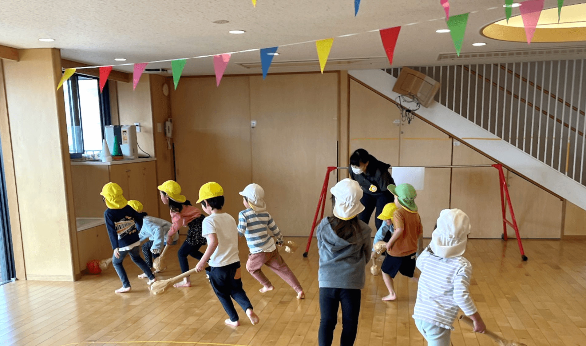 アイスホッケーをする子どもたち