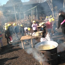 園庭の焚き火で煮込む