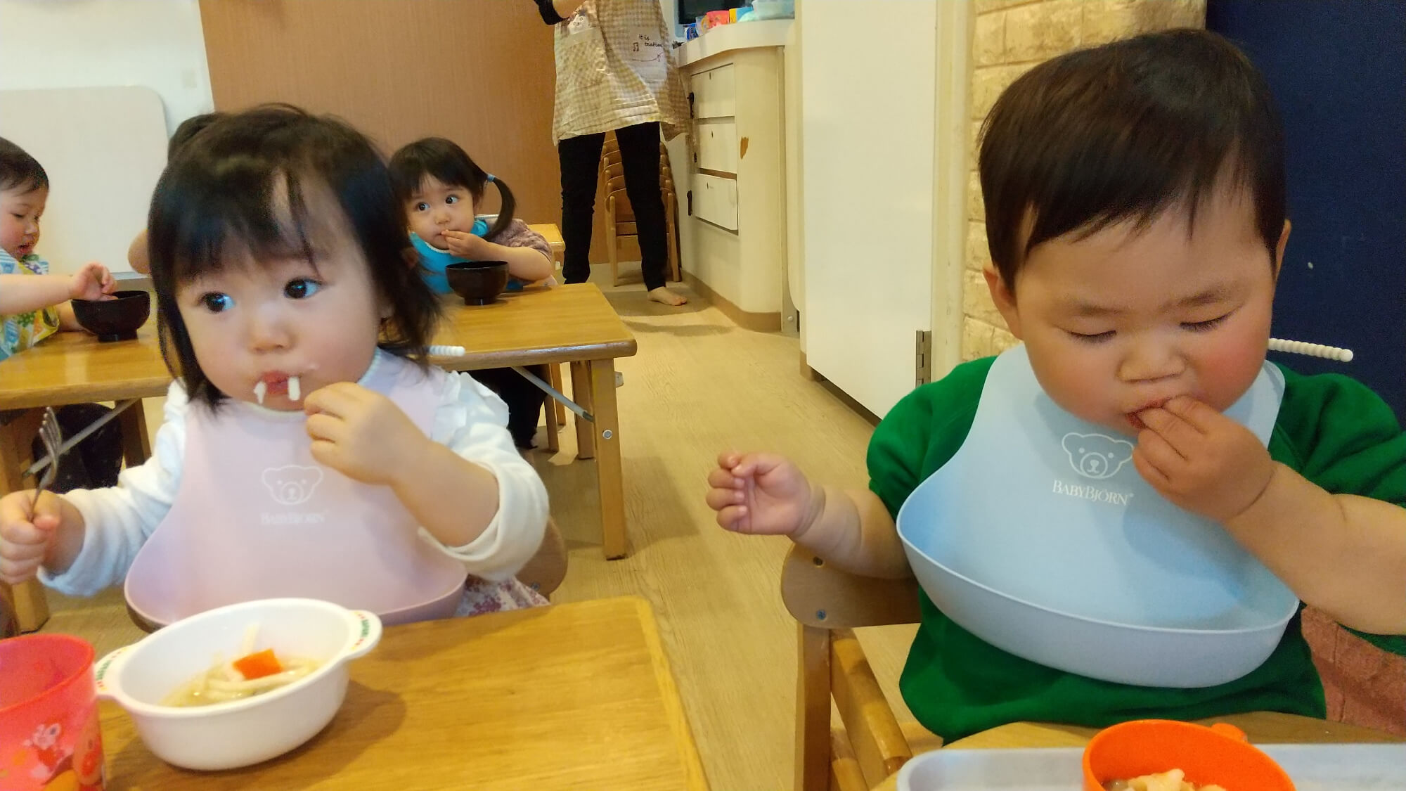 作った味噌煮込みうどんをおいしそうに食べる子どもたち