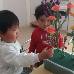 給水スポンジに花をさす子どもたち