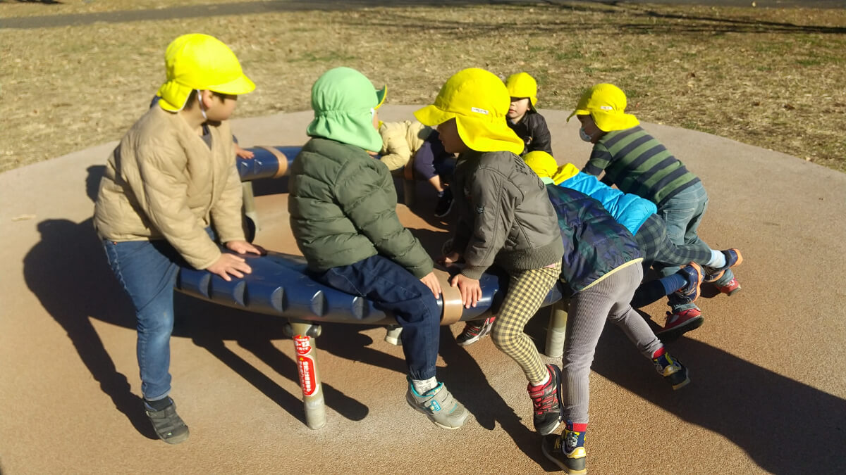 公園の遊具で遊ぶ子どもたち