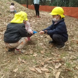 落ち葉で遊ぶ子どもたち