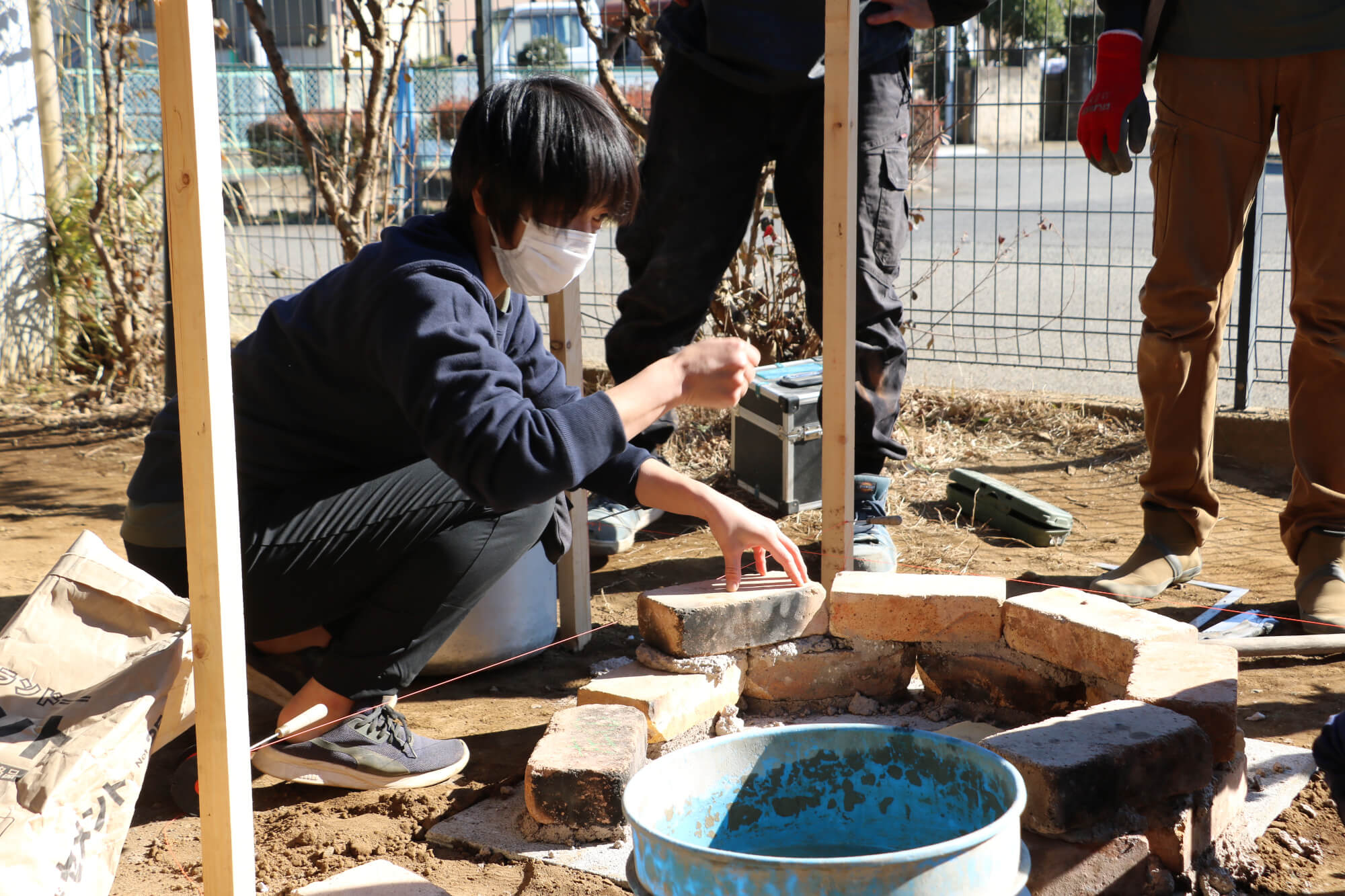 かまど作りに取り組む二井さん