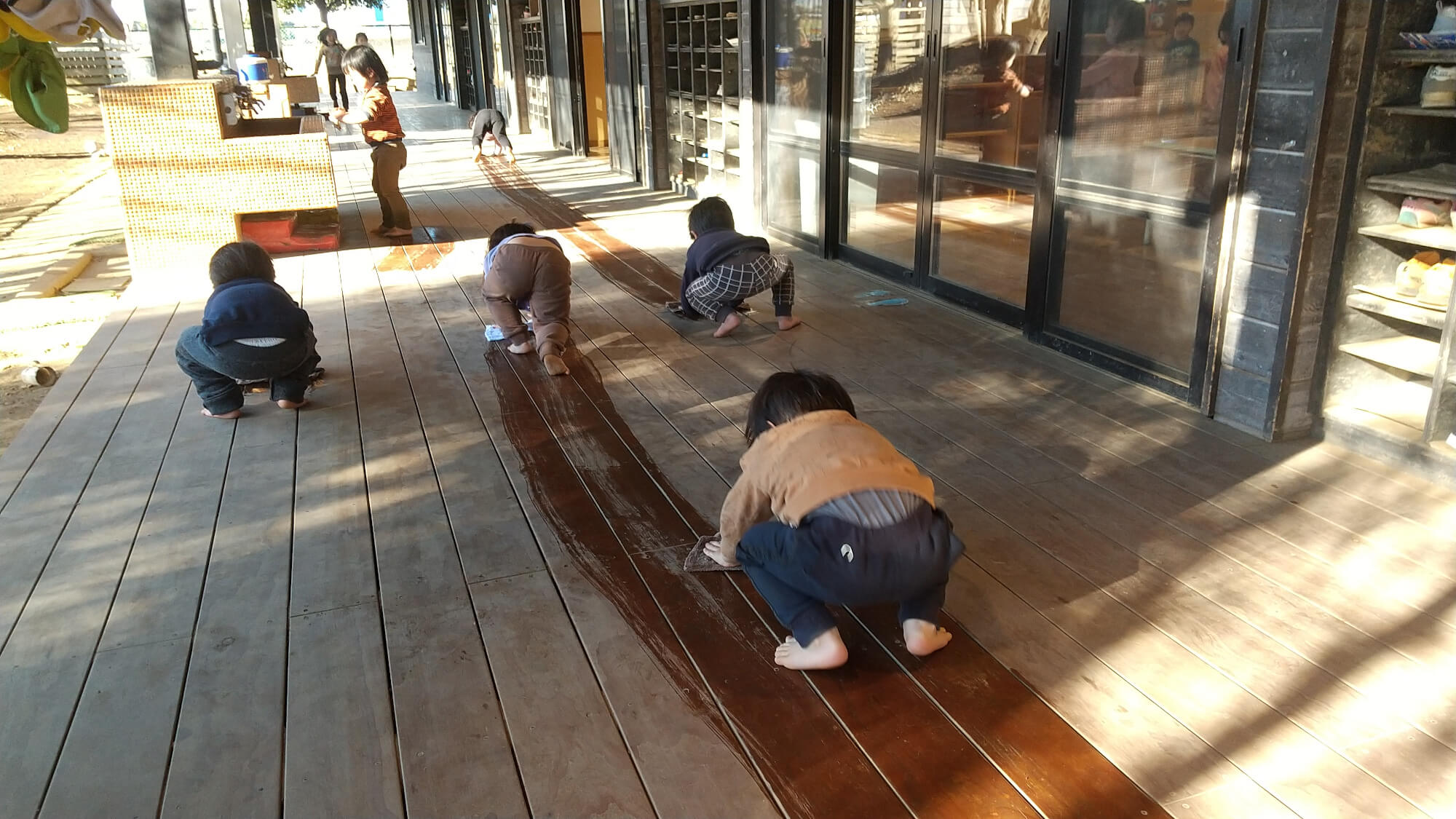 雑巾がけをする子どもたち