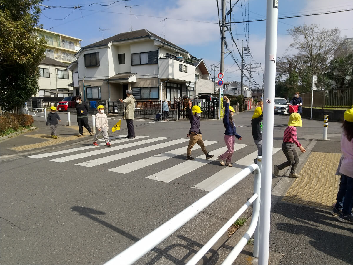 手を上げて横断歩道をわたる練習