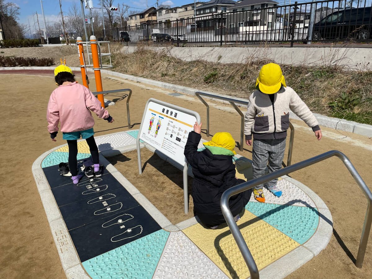 健康遊具で遊ぶ子どもたち