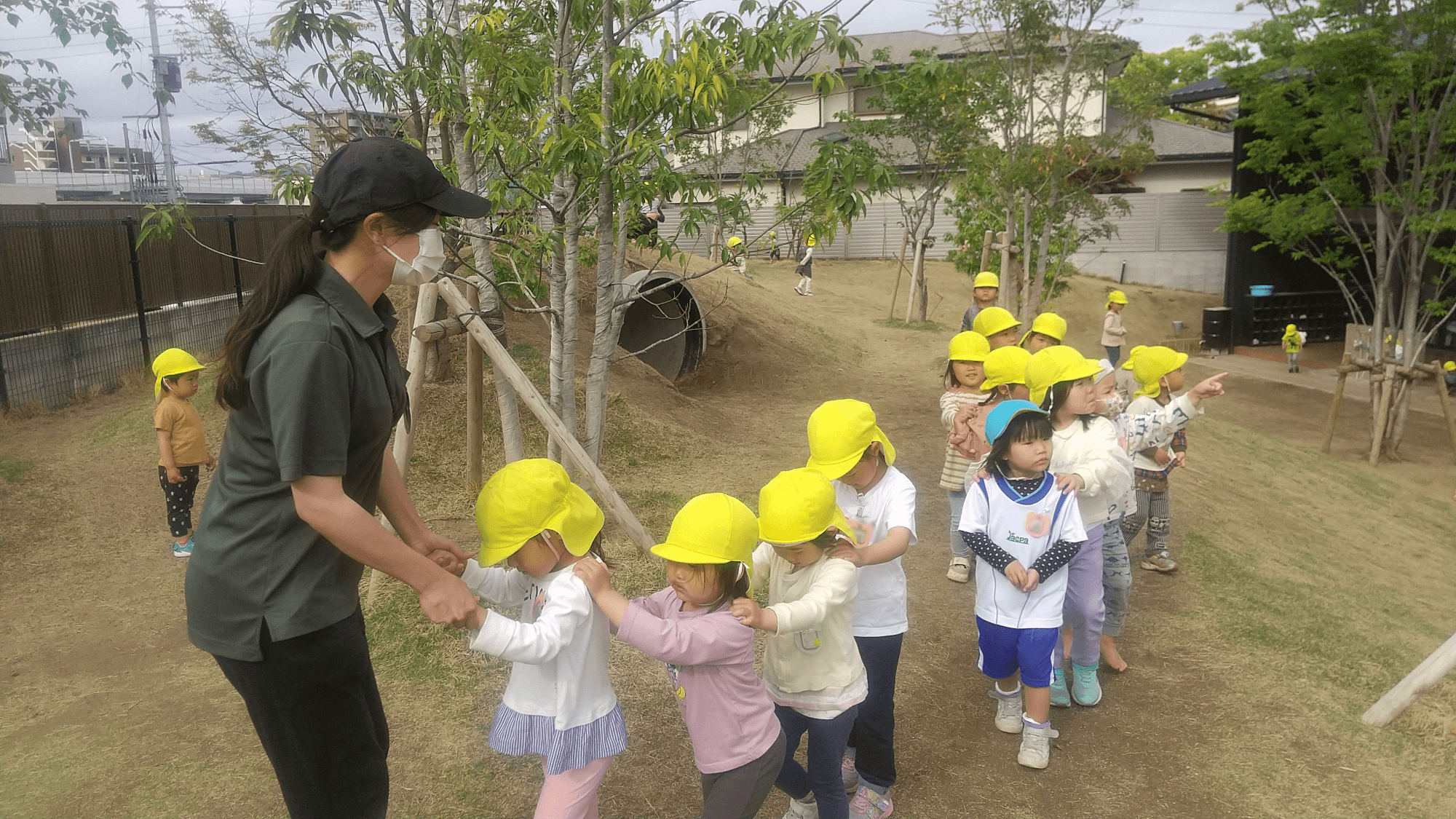 園庭探検をする子どもたち