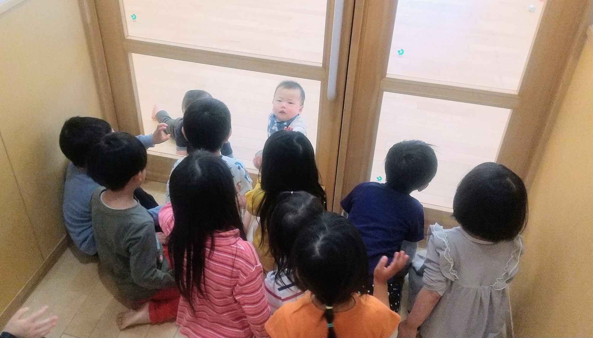 園舎内の探検をする子どもたち