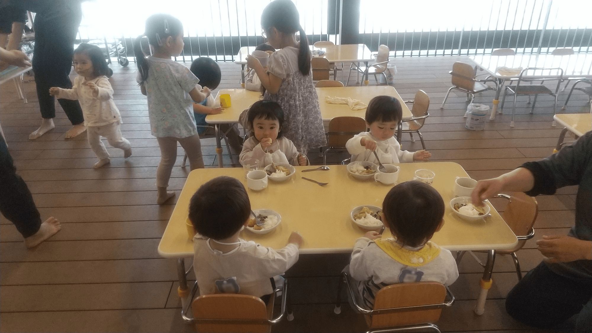 給食を食べる子どもたち