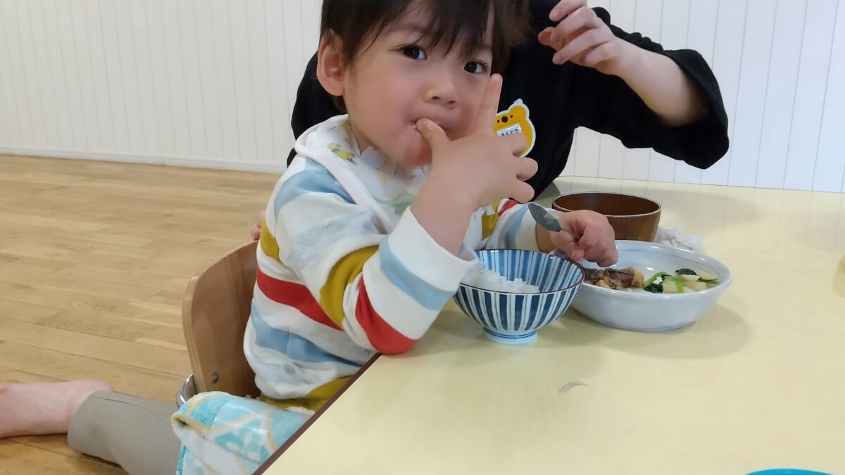 給食を食べる子ども