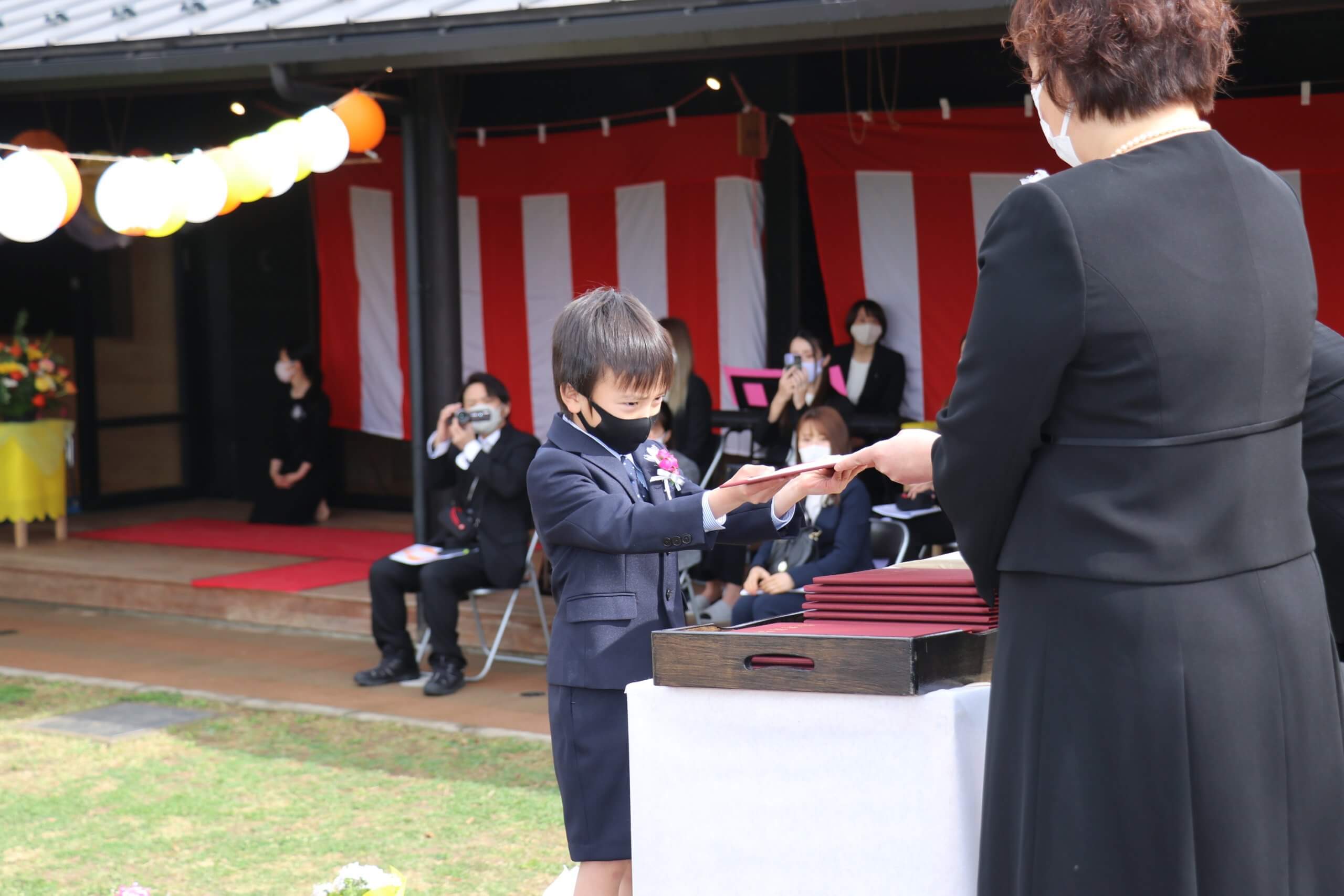 卒業証書を受け取る子ども