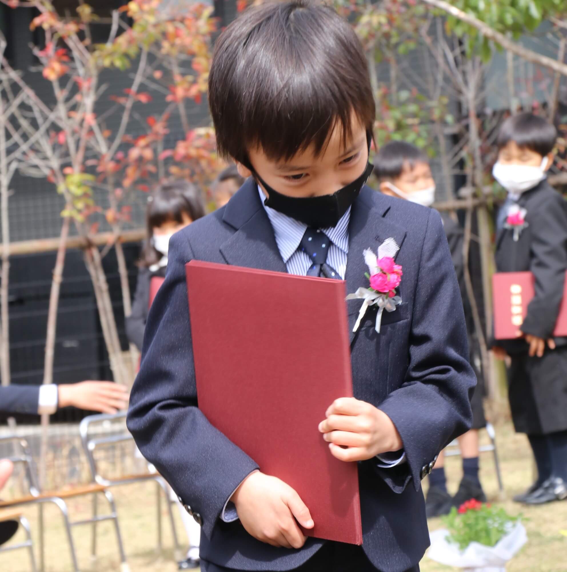 証書を大事に抱える子ども