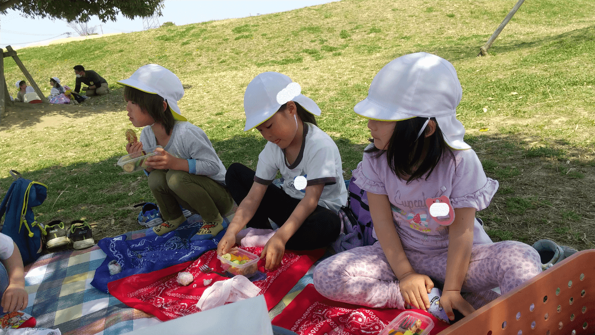 お弁当を食べる子どもたち