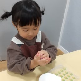 おにぎりを握る子