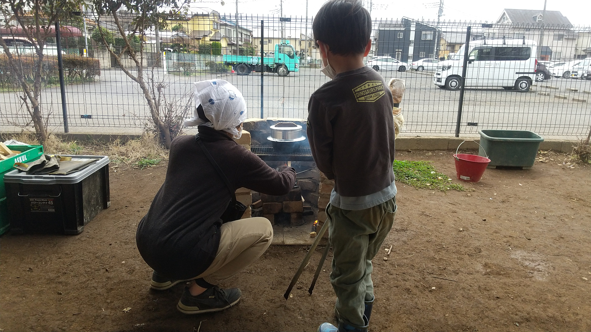 種芋植え後に食べるごはんを炊飯する子どもたち