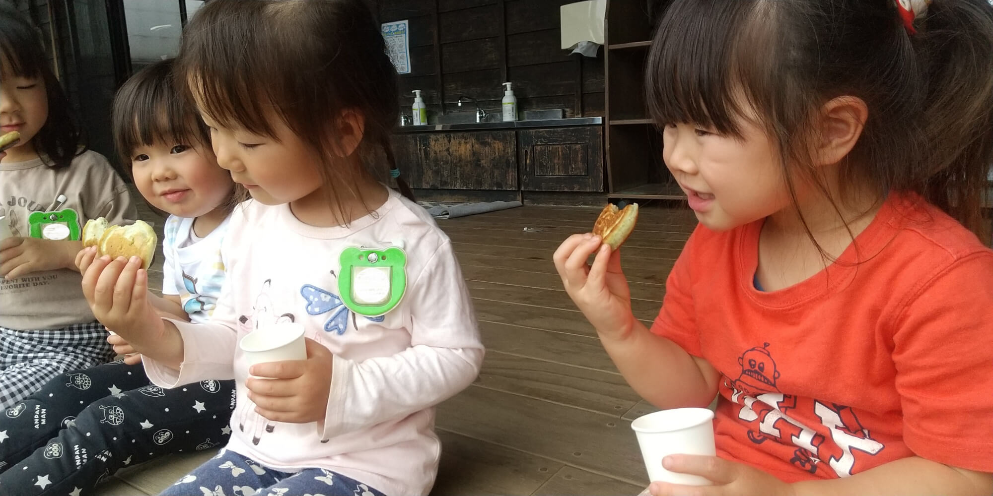 ヨモギのホットケーキを食べる子どもたち