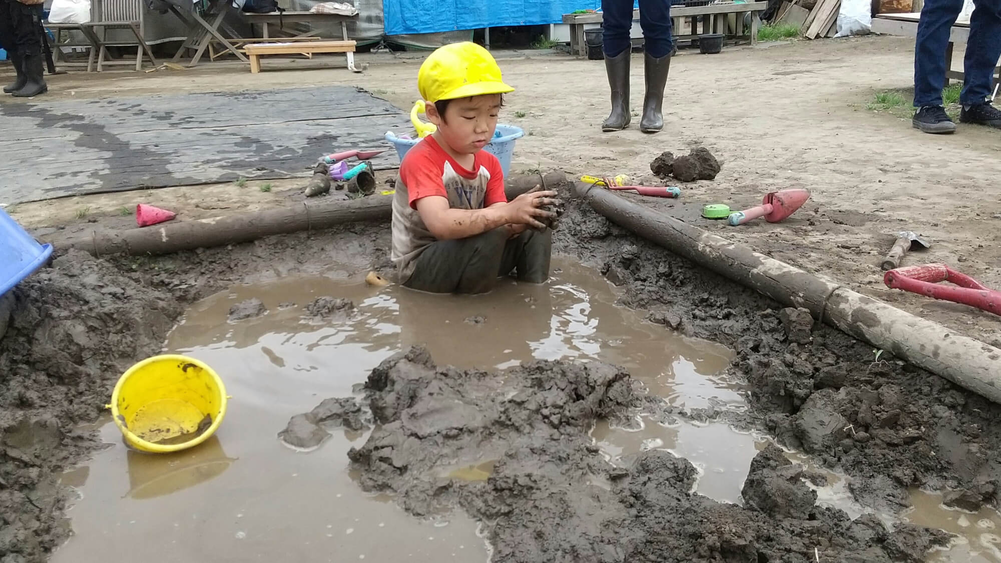 泥場に座る子ども