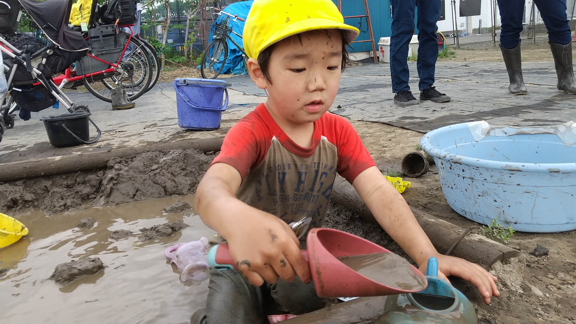 泥場で遊ぶ子ども