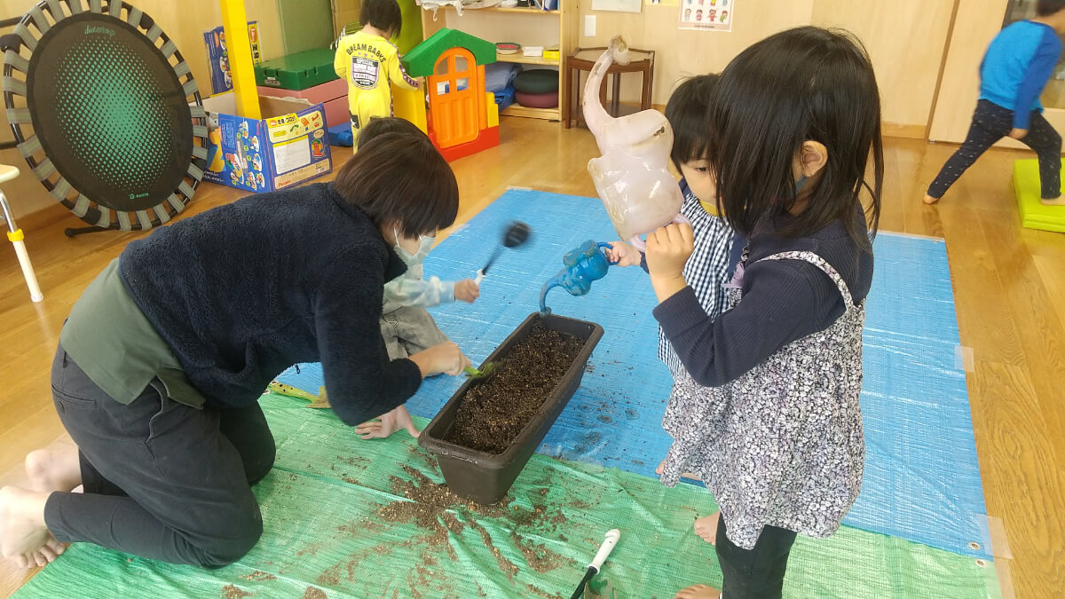 水やりする子どもたち