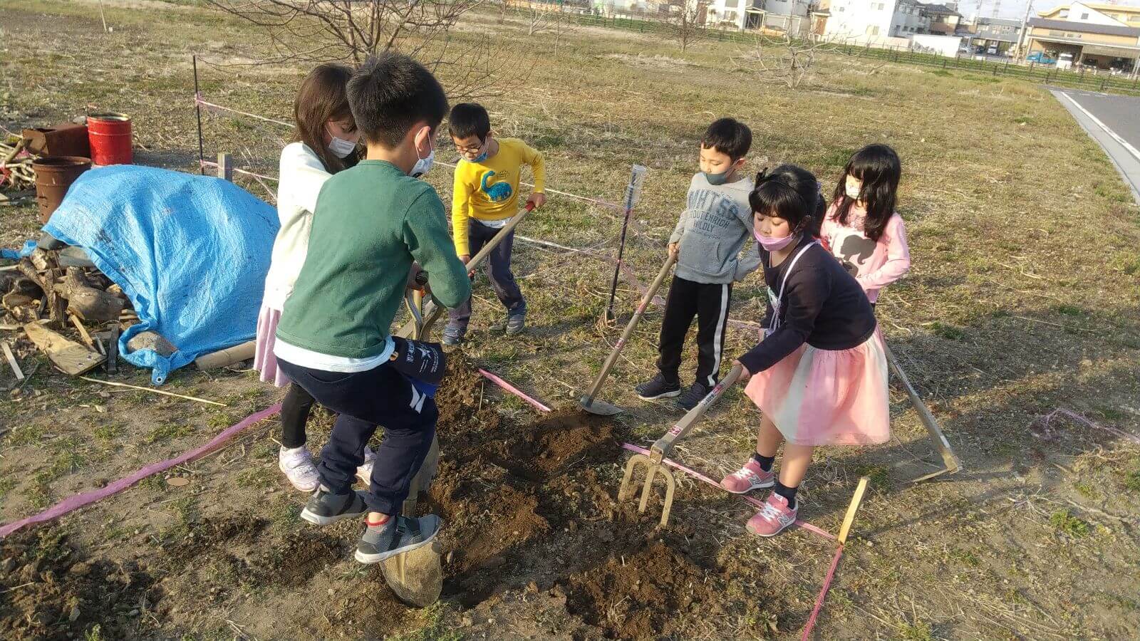 畑作りをする子どもたち