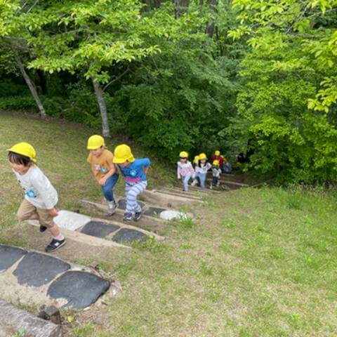 斜面の階段を登る子どもたち