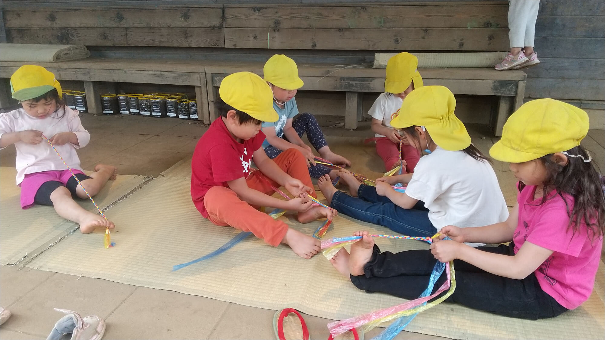 容器につける紐を手作りする子どもたち