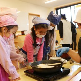 子どもたちの人生を豊かにする食育を　中里どろんこ保育園の五平餅作り