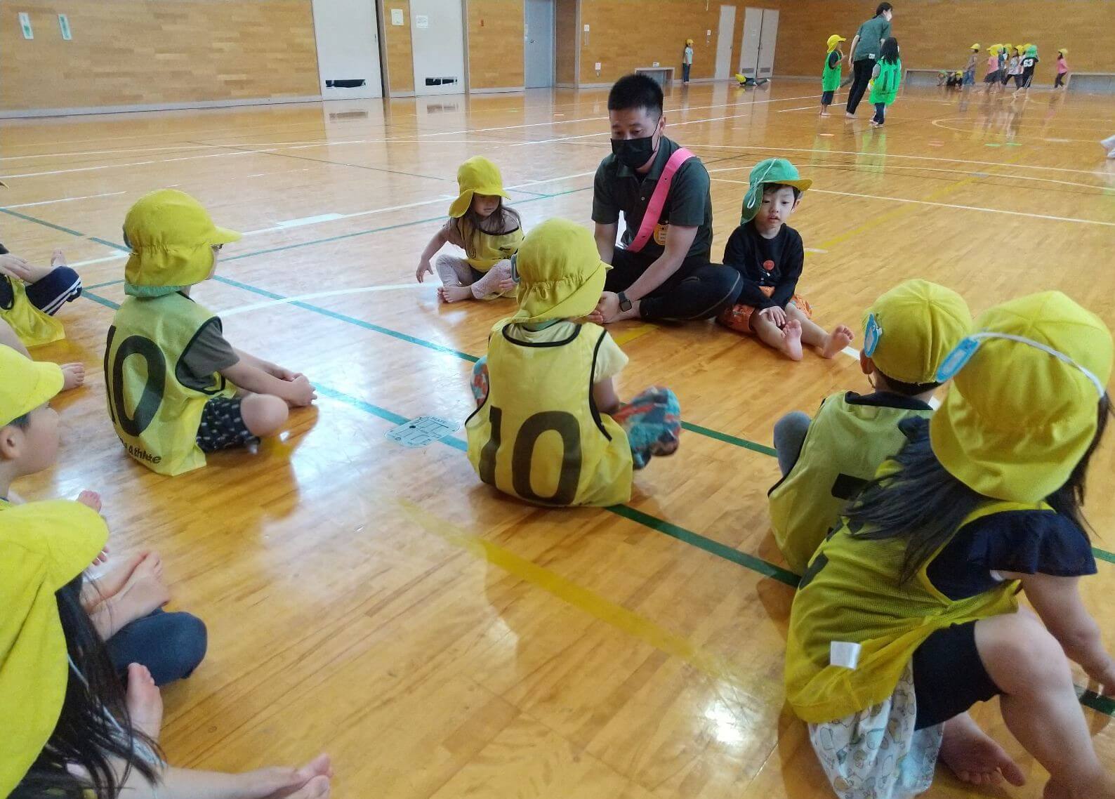 子どもたちと運動する金子さん