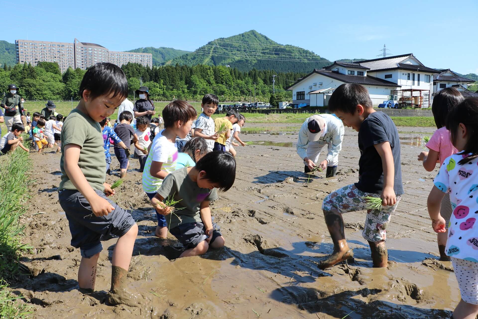 泥の感触や深さに驚く子どもたち