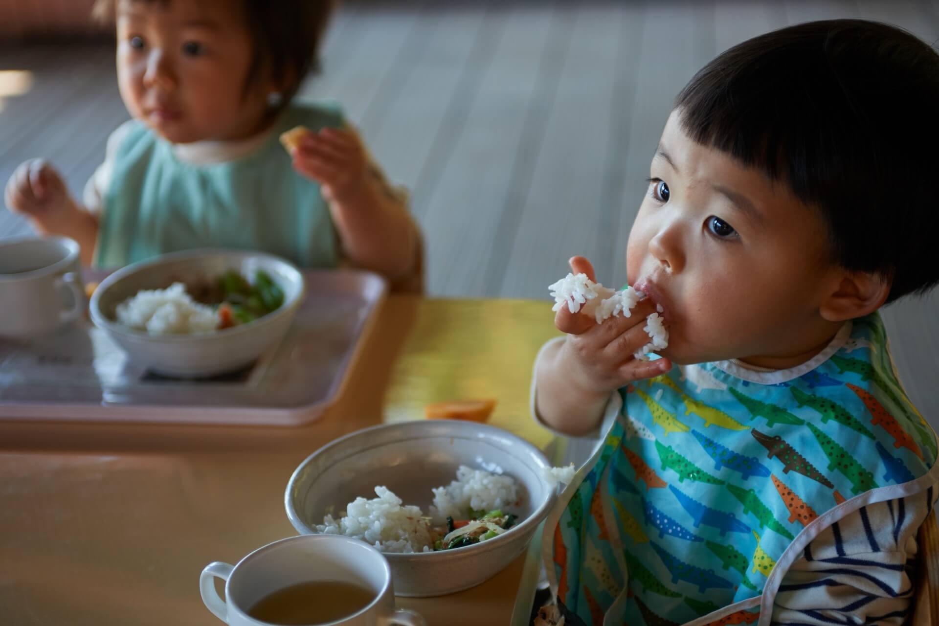 ご飯をほおばる子どもたち