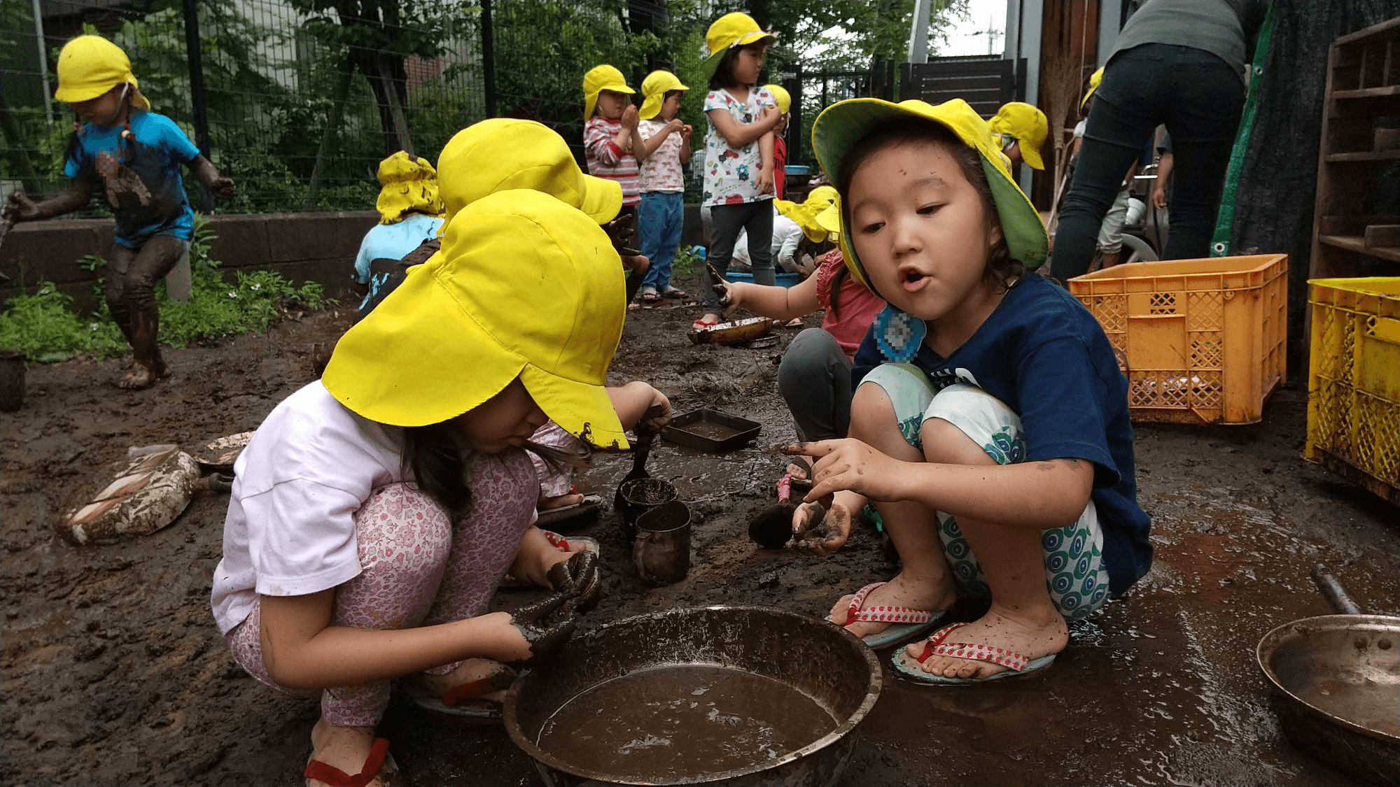 泥遊びを楽しむ子どもたちの様子