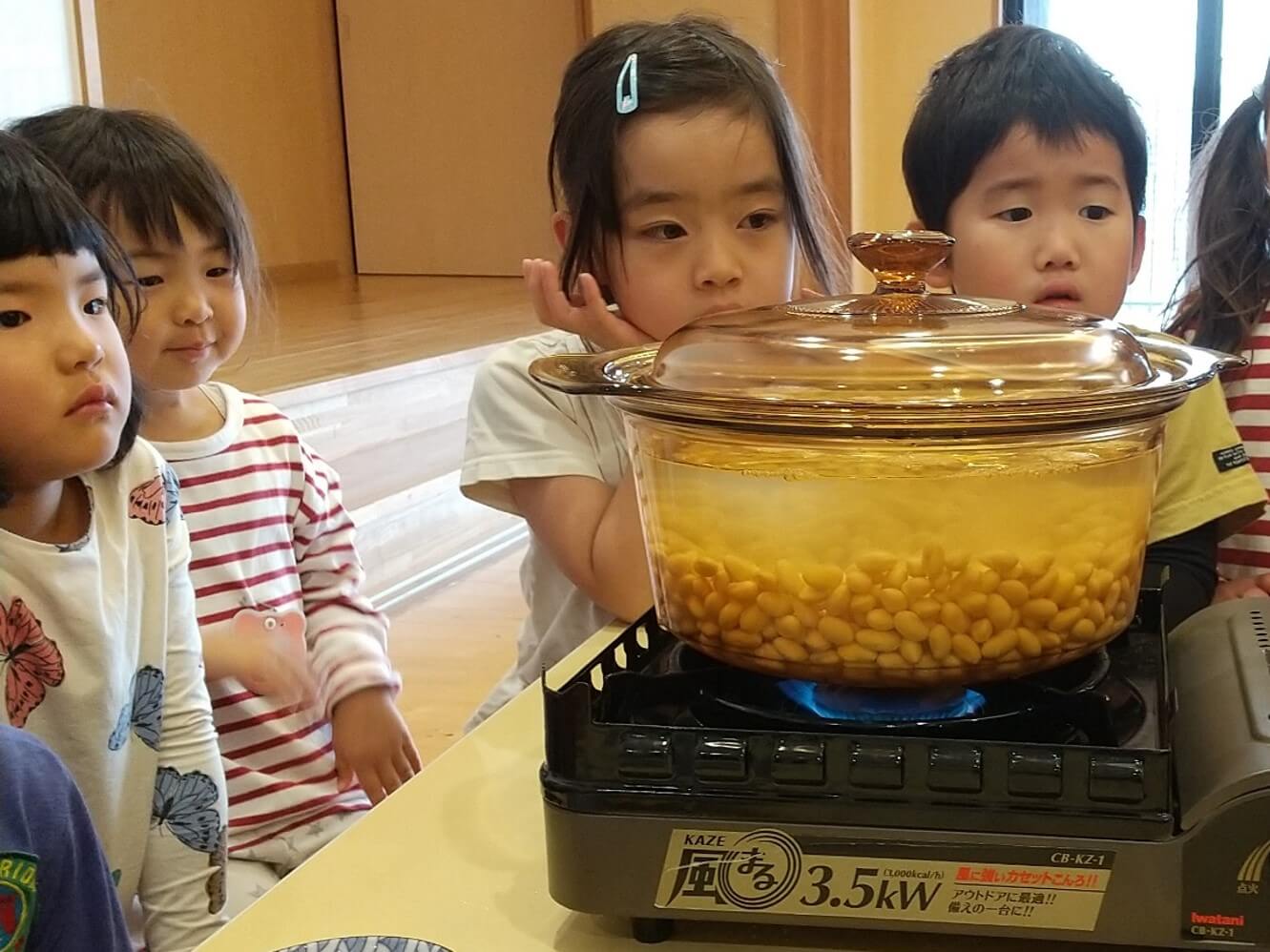 大豆を煮る様子に釘付けの子どもたち