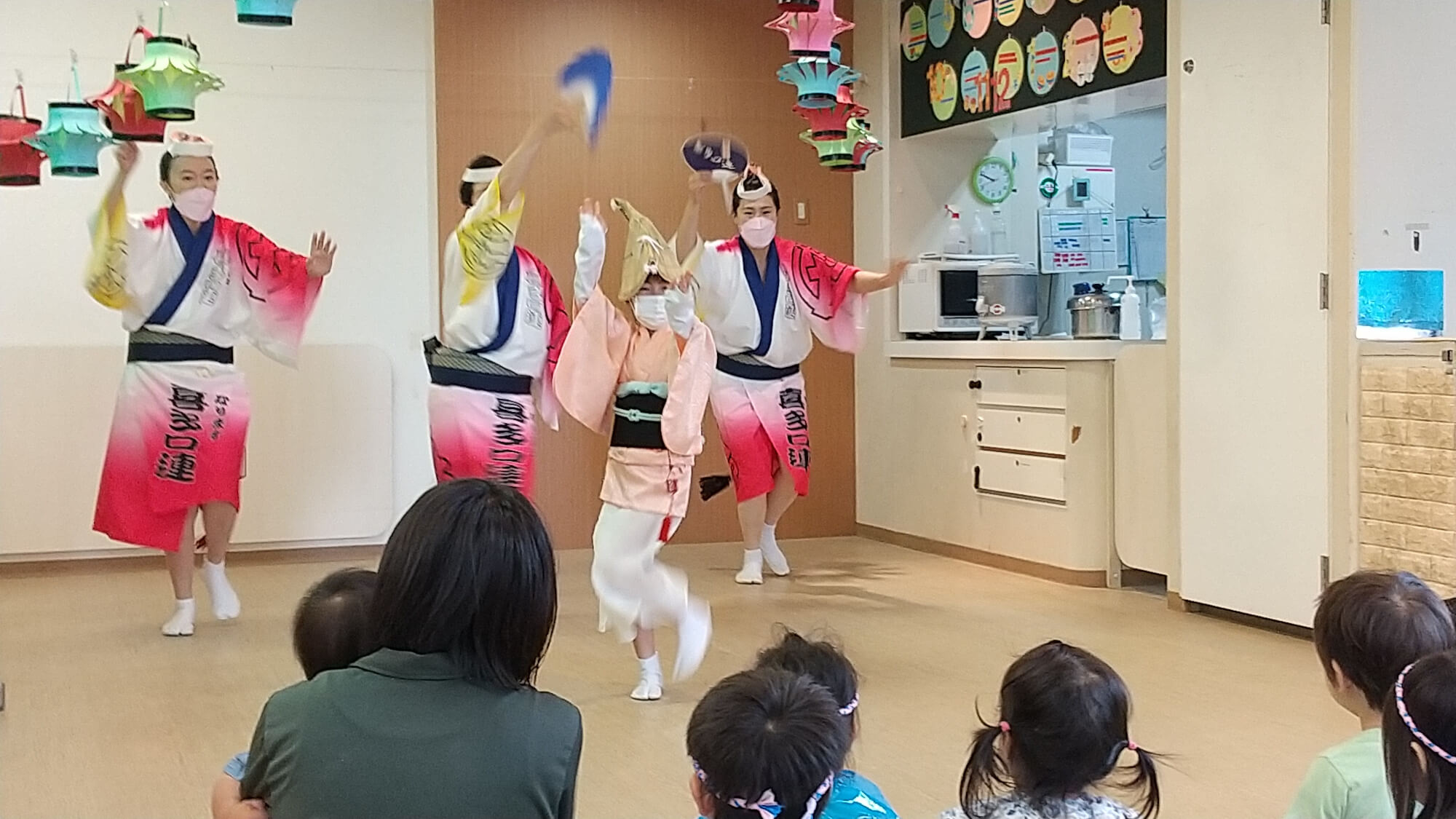 実際の阿波踊りを見る子どもたち