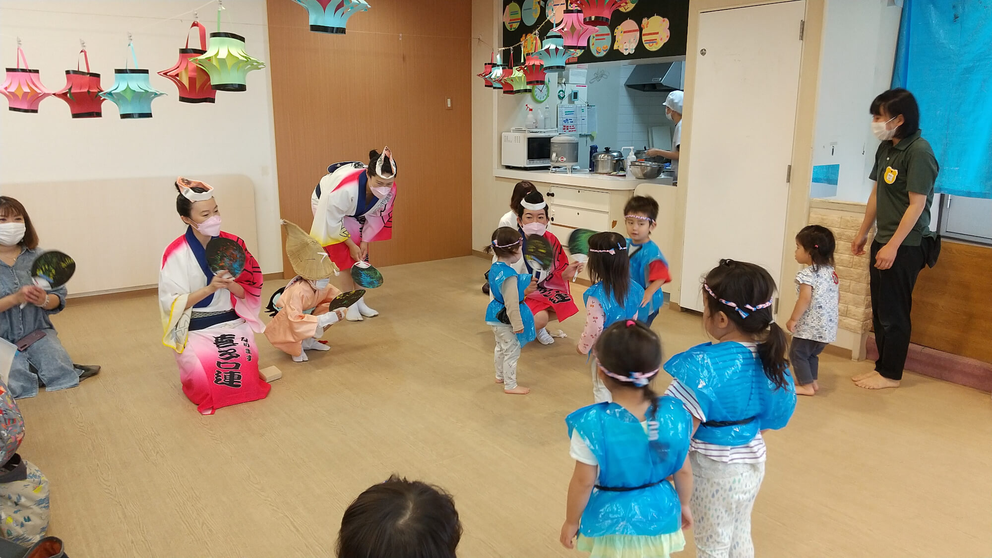 阿波踊りを体験する子どもたち