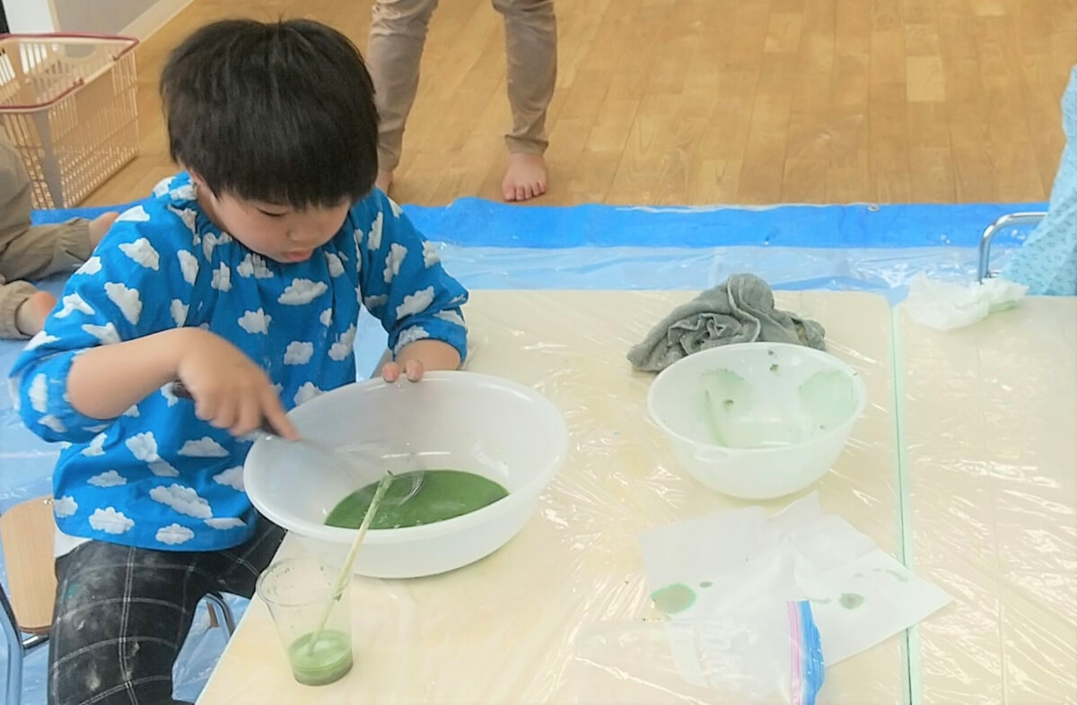 片栗スライムで遊ぶ子ども