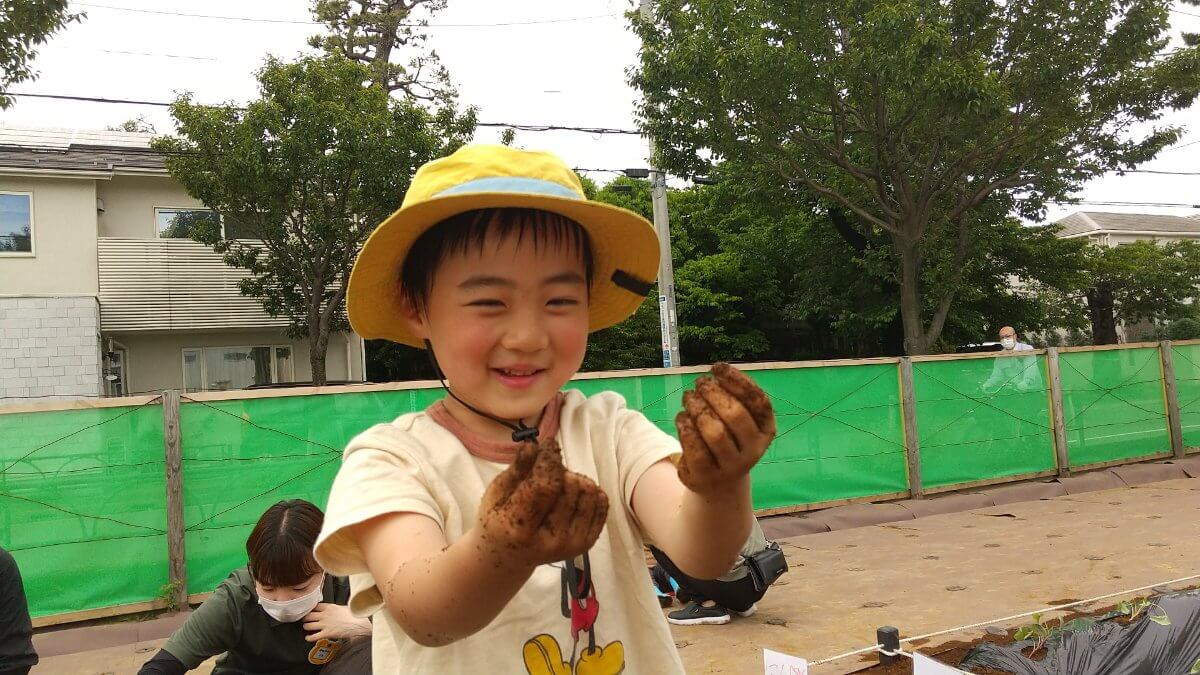 土の感触を楽しむ子ども