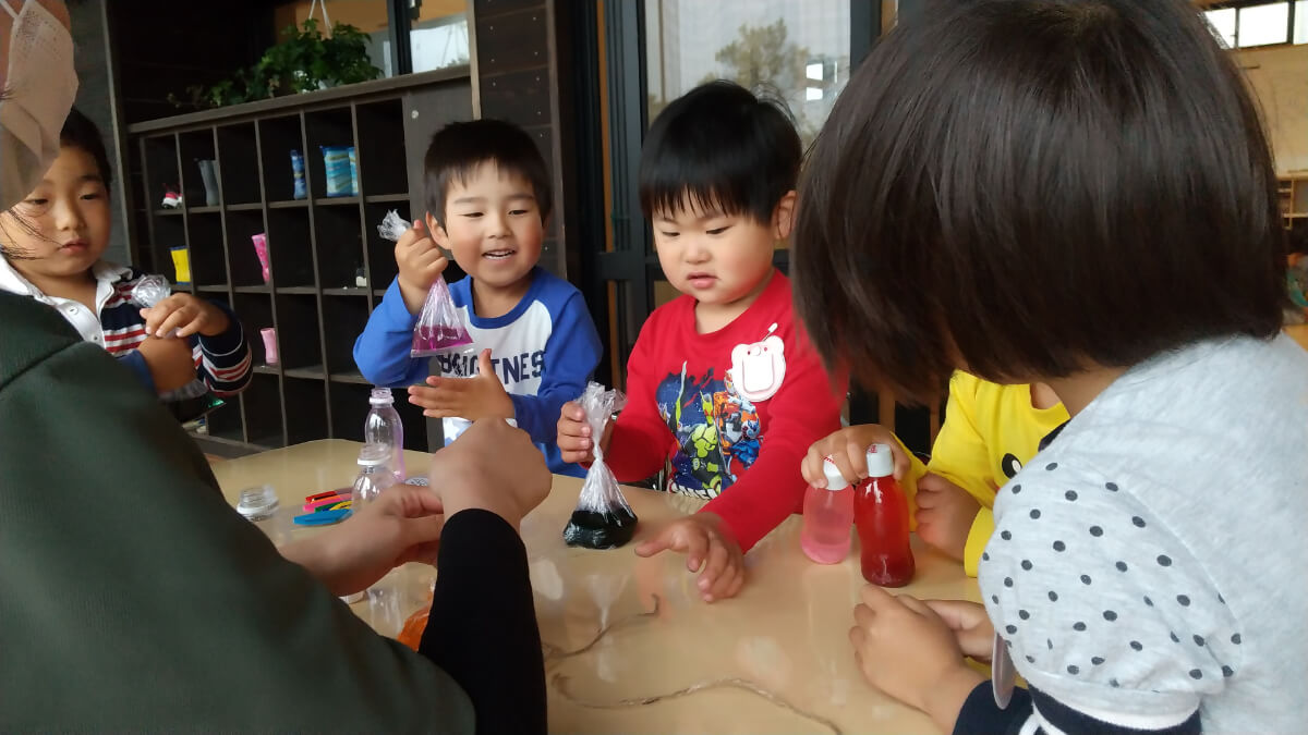 色水を作る子どもたち